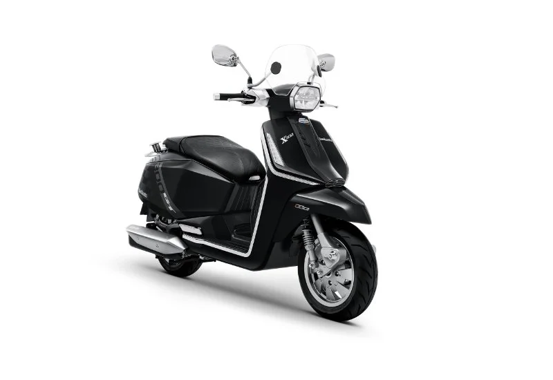 Lambretta X300 GT Super Black, vista tres cuartos